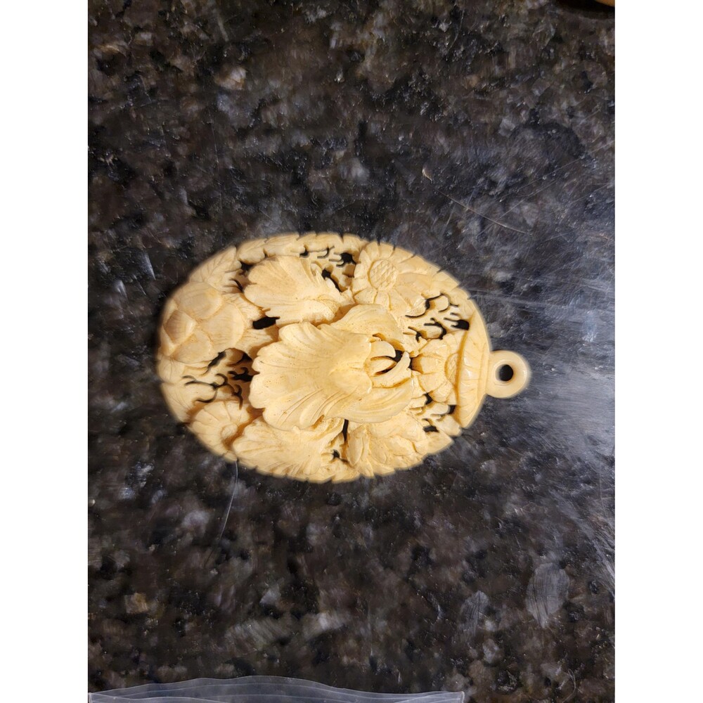 Intricately carved bone pendant, Vintage 1950s bone jewelry - Picture 4 of 10